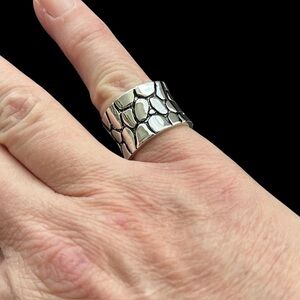 New Sterling silver Artisan made pebble detail ring Size 6